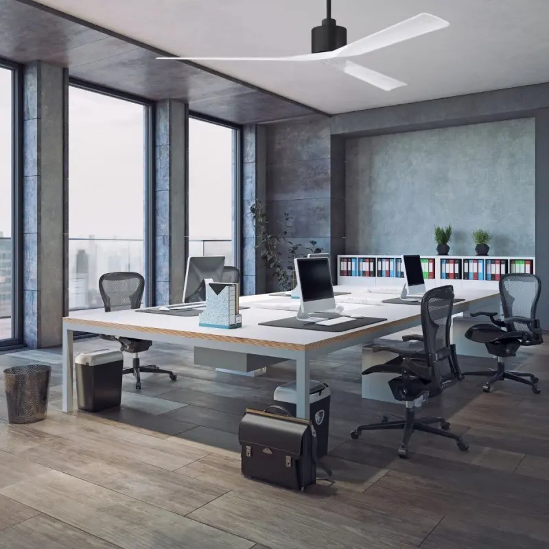 Grand open space de bureau moderne avec un déstratificateur plafond silencieux au centre, desk partagé et chaises ergonomiques.